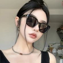 Load image into Gallery viewer, Retro Sunglasses for Women UV400